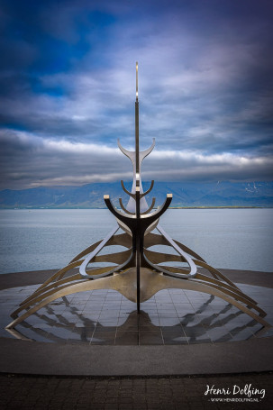 Sculptuur van een vikingschip de "Sun Voyager" in de haven van Reykjavik