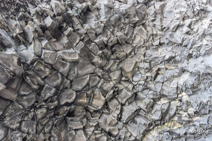 Door water geslepen basalt bij het Zwarte Strand bij Dyrholaey