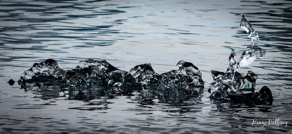 De restanten van een gesmolten "ijsberg" in gletschermeer van Jökulsàrlòn