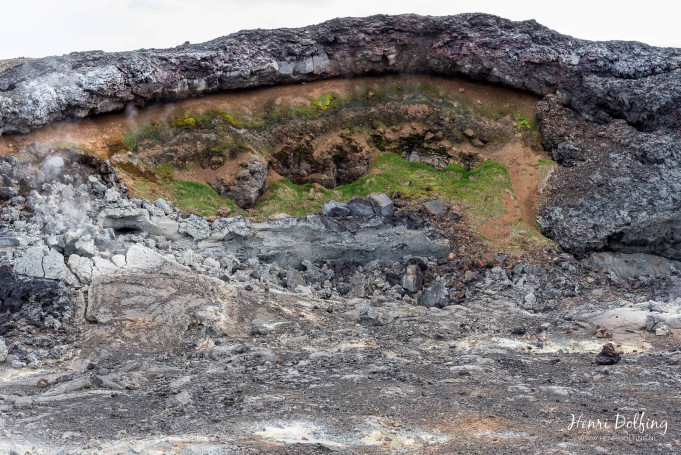 De mooie kleuren van de warme lava bij het lavaveld van Krafla